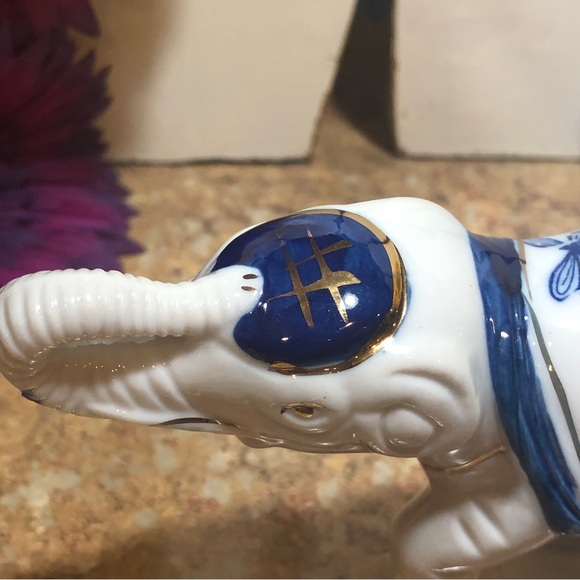 1980’s Hand Painted Vintage Porcelain Blue & White Dancing Elephant Figurine - Picture 10 of 16